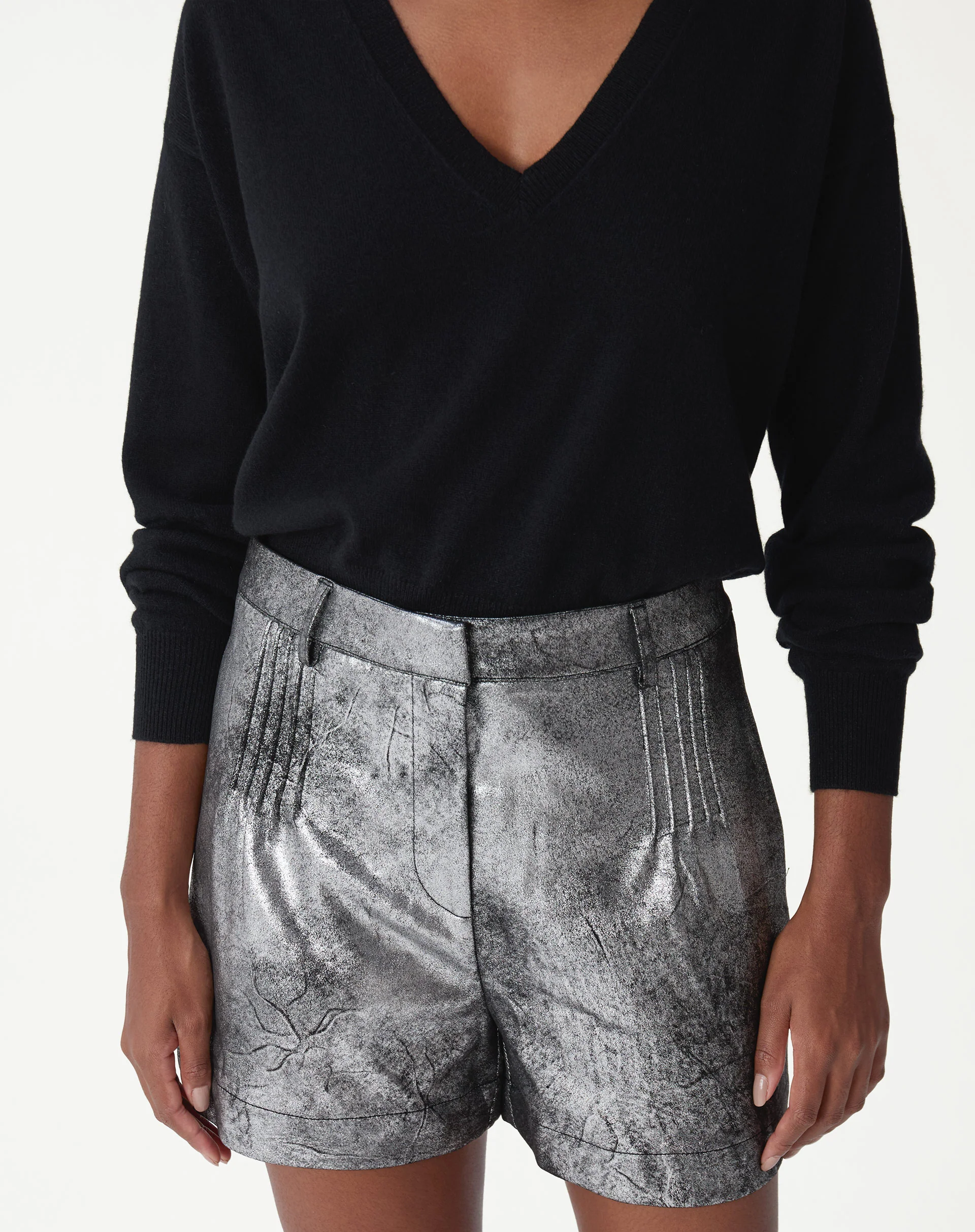 Shorts Com Pregas Metalizado - Prata - Image 4