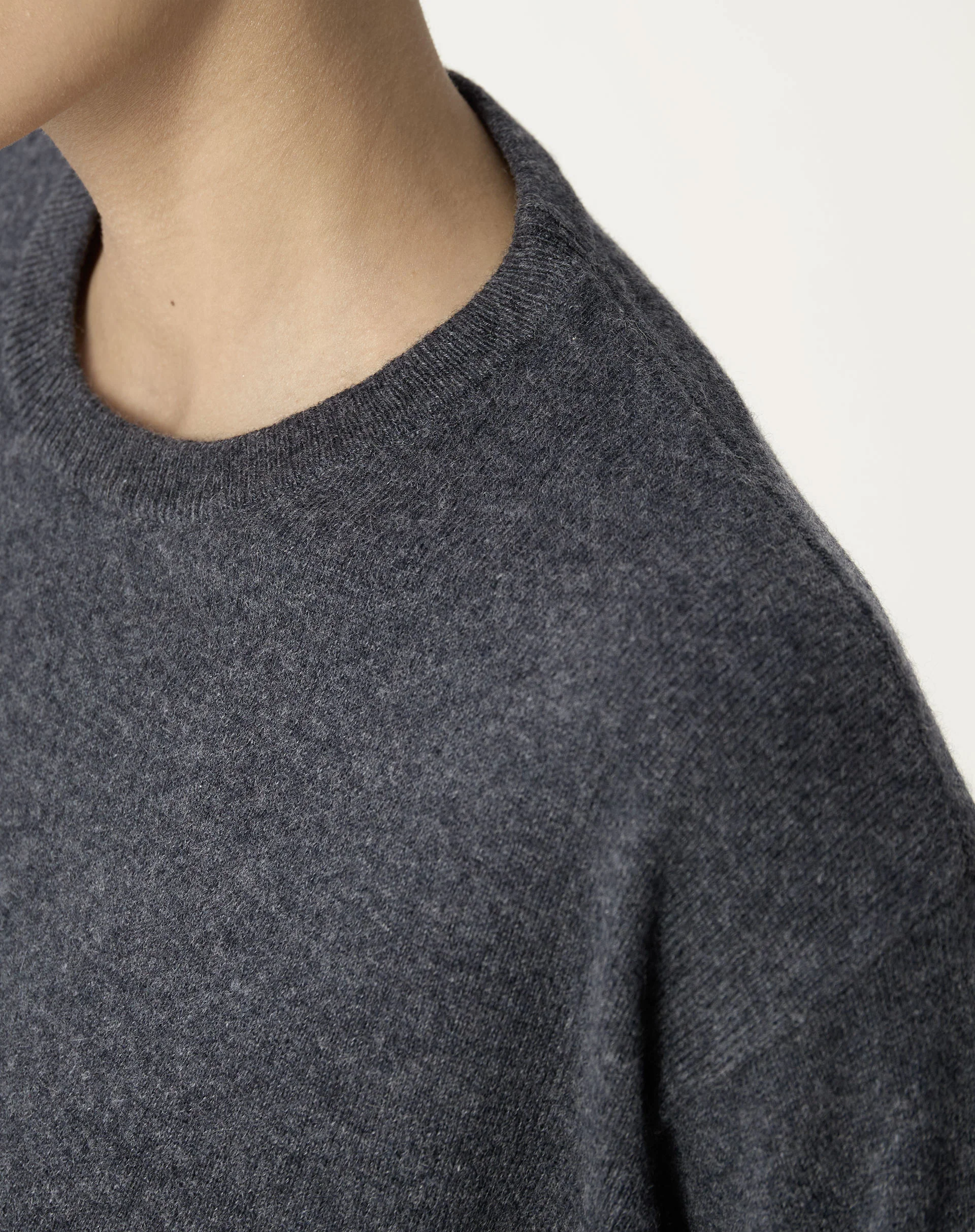 Suéter Cashmere Deluxe Gola Careca - Cinza Mescla Escuro - Image 3